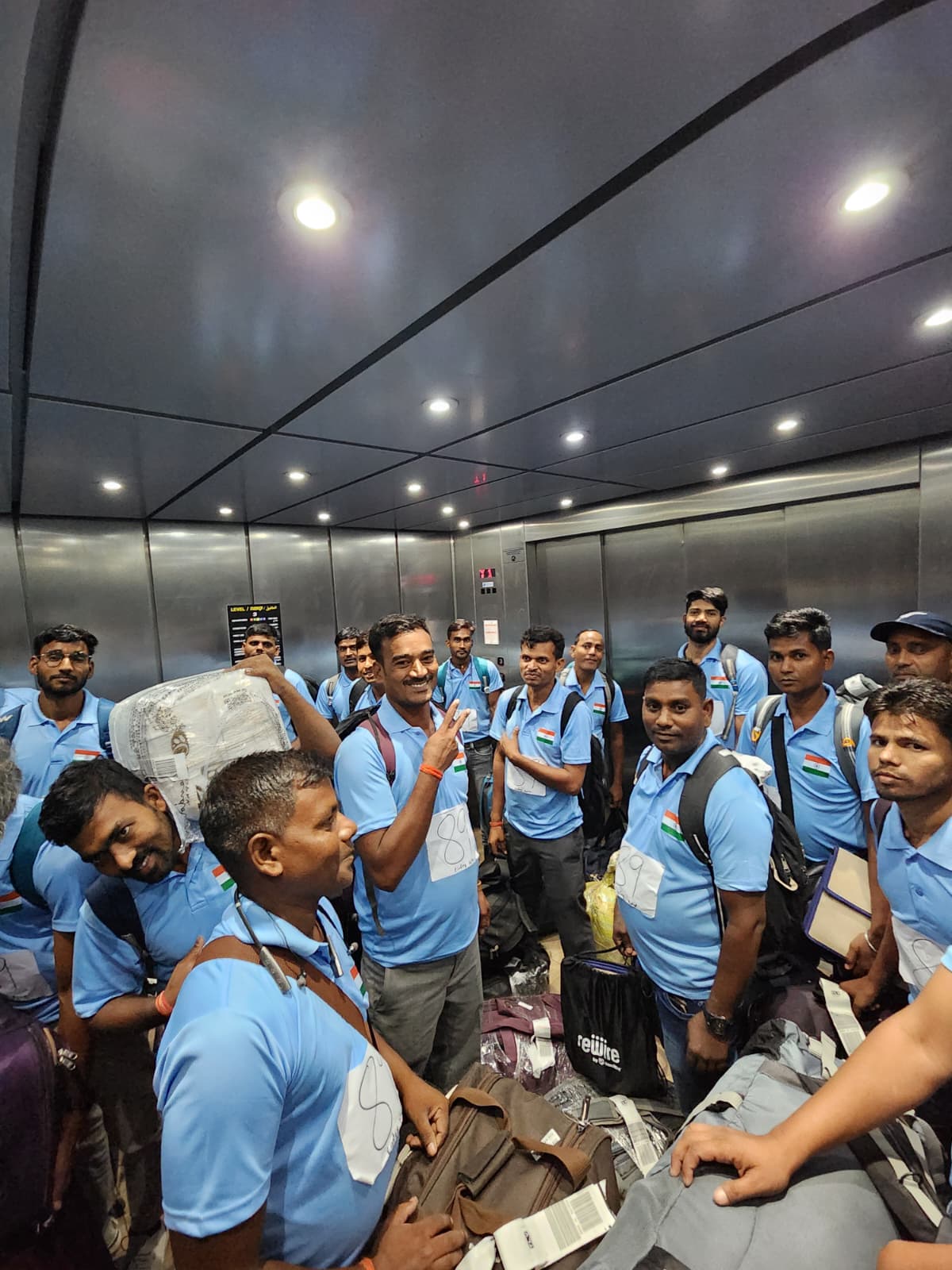 נוחתים, מחייכים, ובונים יחד 💙